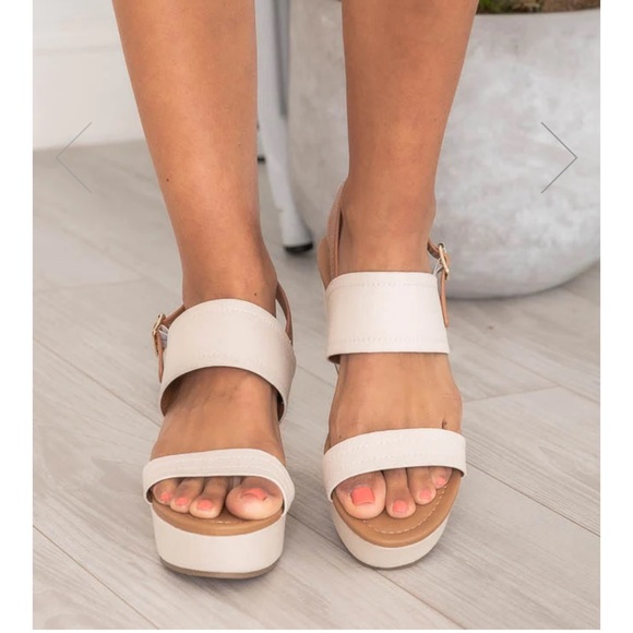 NWT BEIGE LINEN LOW HEEL WEDGE SZ 8 - Picture 3 of 9